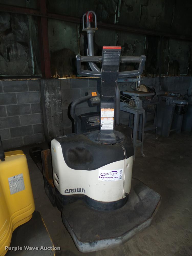 image for item L4172 Crown PE 4500 series pallet jack