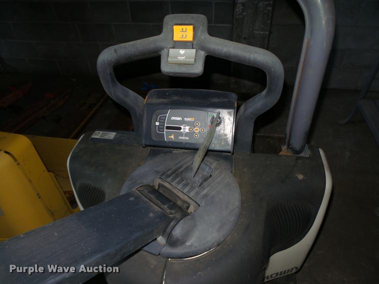 image for item L4172 Crown PE 4500 series pallet jack