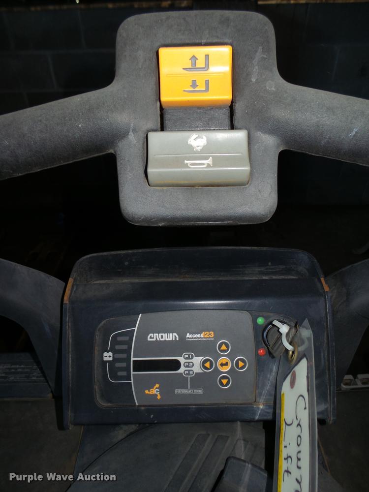 image for item L4172 Crown PE 4500 series pallet jack