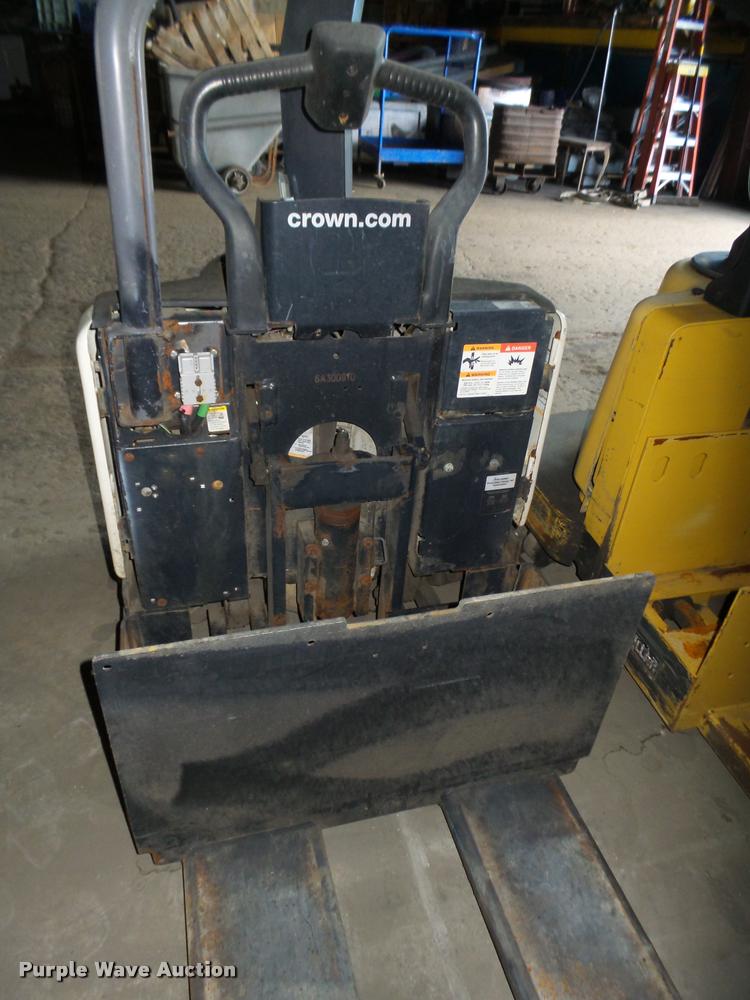 image for item L4172 Crown PE 4500 series pallet jack