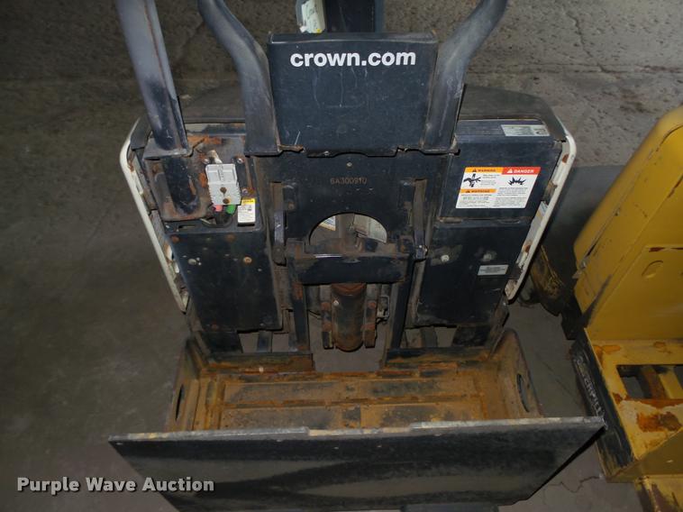 image for item L4172 Crown PE 4500 series pallet jack