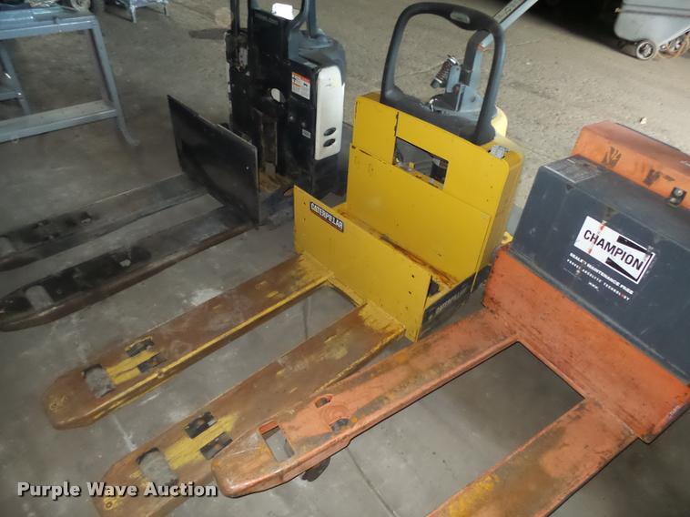 image for item L4173 Caterpillar pallet jack