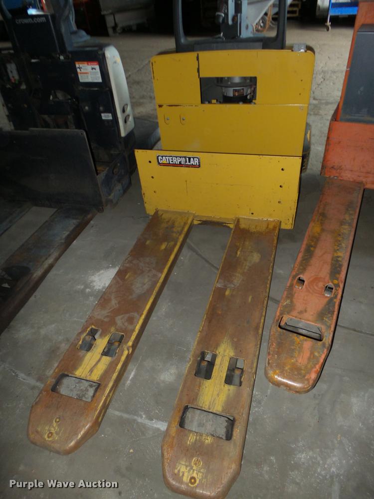image for item L4173 Caterpillar pallet jack