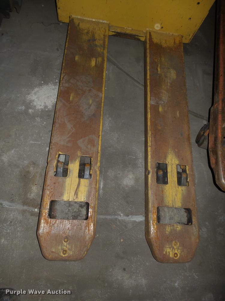 image for item L4173 Caterpillar pallet jack