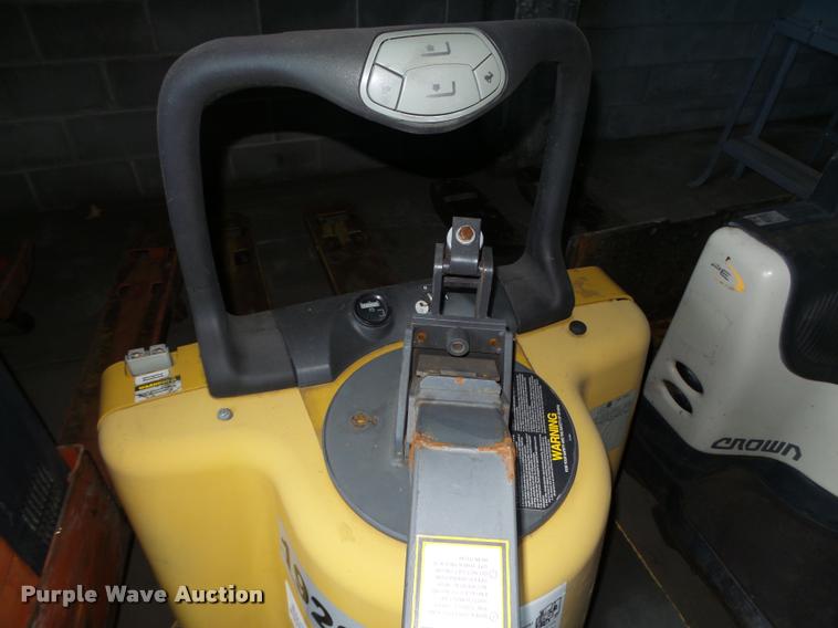 image for item L4173 Caterpillar pallet jack