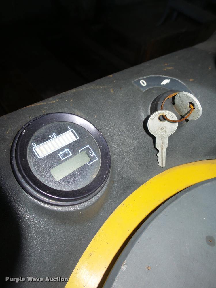 image for item L4173 Caterpillar pallet jack