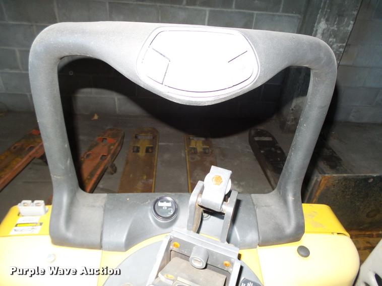 image for item L4173 Caterpillar pallet jack