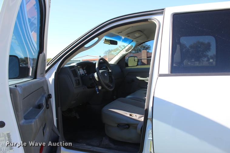 image for item L4872 2006 Dodge Ram 2500 Quad Cab pickup truck
