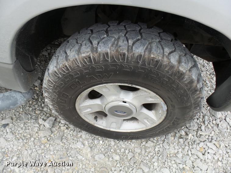 image for item L7173 2002 Ford Explorer SUV