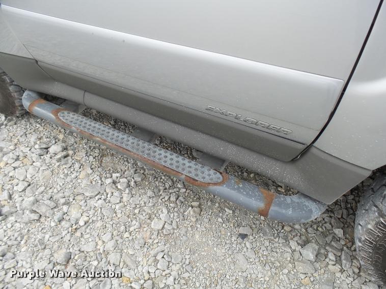 image for item L7173 2002 Ford Explorer SUV