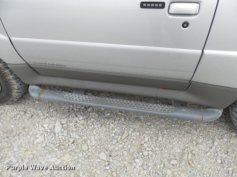 image for item L7173 2002 Ford Explorer SUV