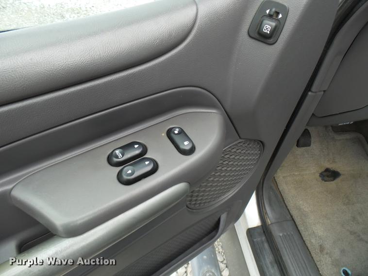 image for item L7173 2002 Ford Explorer SUV
