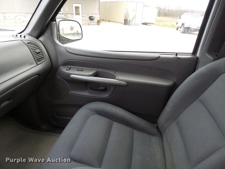 image for item L7173 2002 Ford Explorer SUV