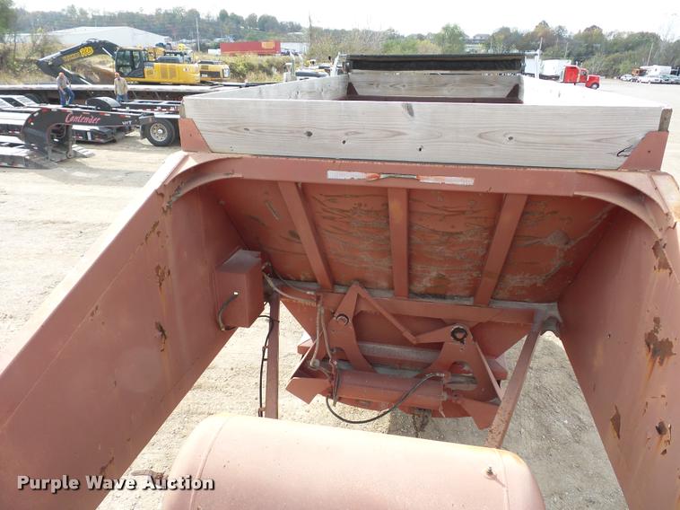 image for item AX9056 1988 Ranco bottom dump trailer