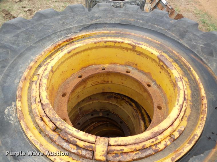 image for item DA2994 (4) 23.5-25 tires