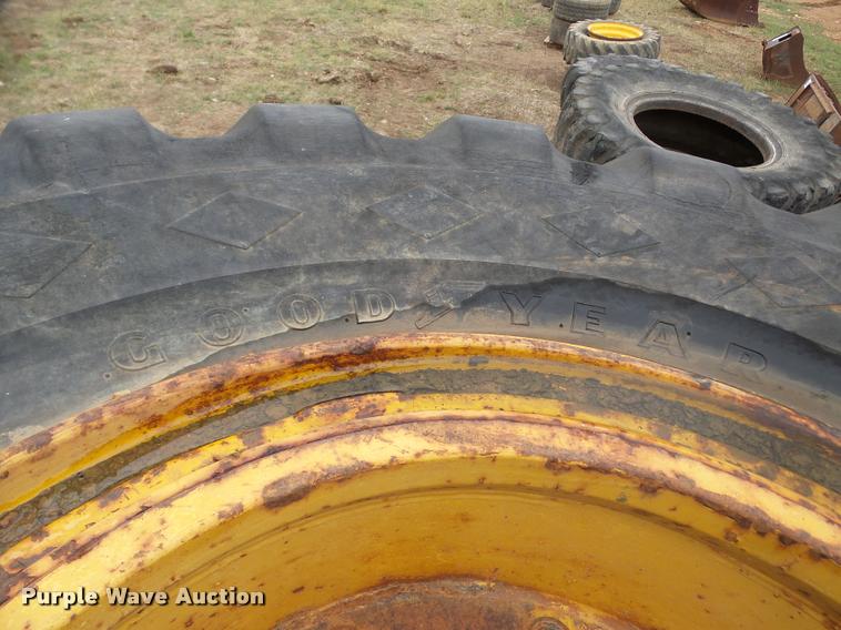 image for item DA2994 (4) 23.5-25 tires