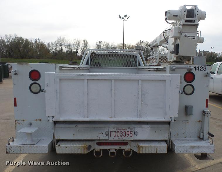 image for item DA3806 2008 Ford F550 service truck with crane