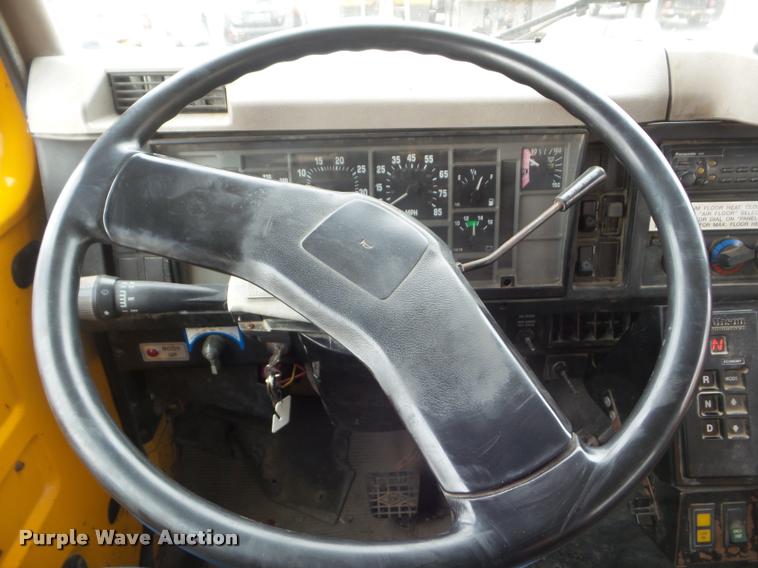 image for item DA5034 2001 International 4900 dump truck