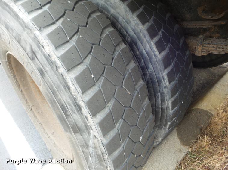 image for item DA5034 2001 International 4900 dump truck