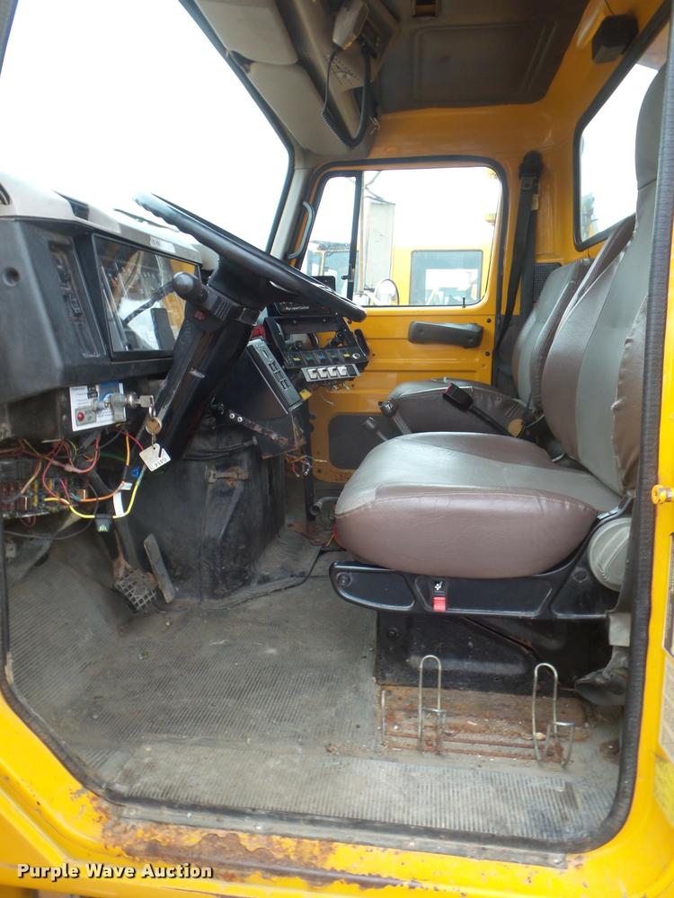 image for item DA5038 2001 International 4900 dump truck