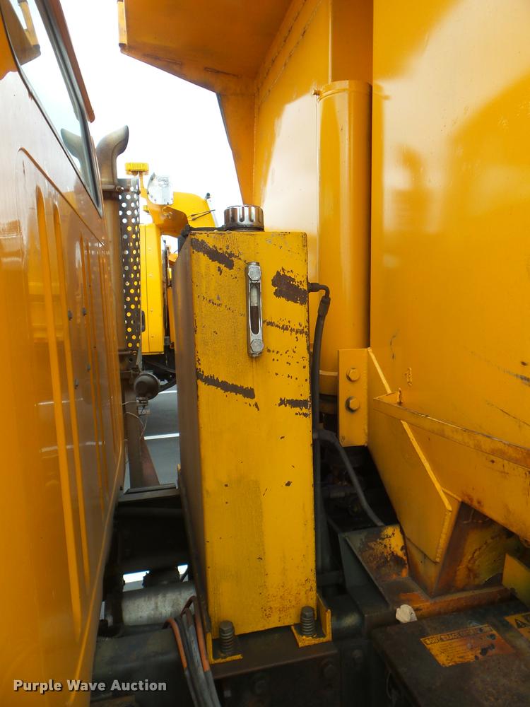 image for item DA5038 2001 International 4900 dump truck