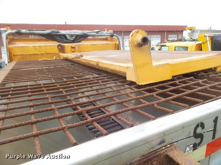 image for item DA5038 2001 International 4900 dump truck