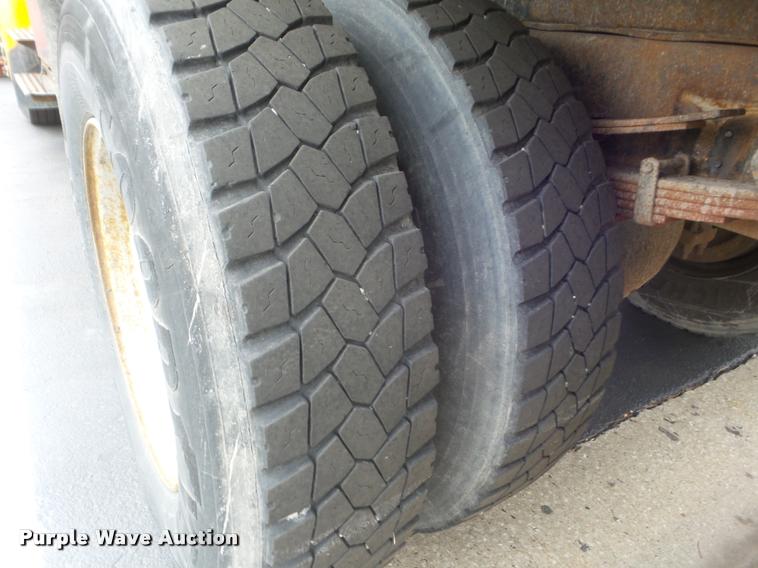 image for item DA5038 2001 International 4900 dump truck