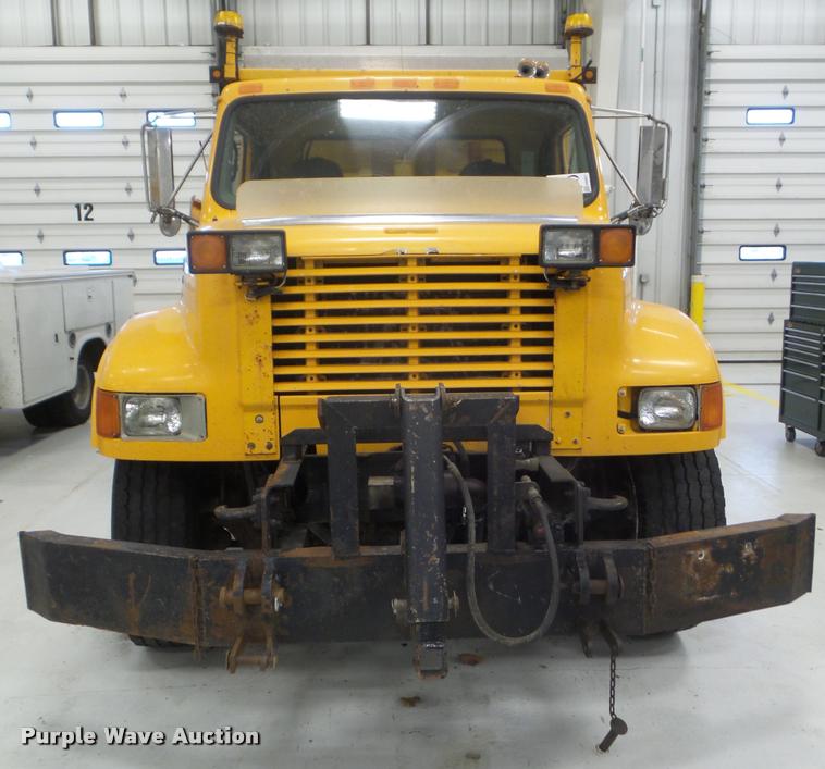image for item DA5057 2002 International 4900 dump truck