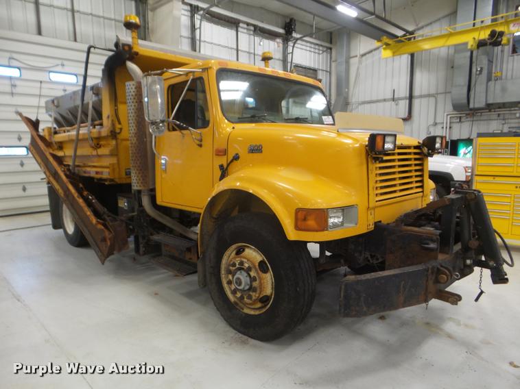 image for item DA5057 2002 International 4900 dump truck