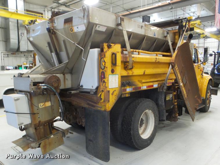 image for item DA5057 2002 International 4900 dump truck