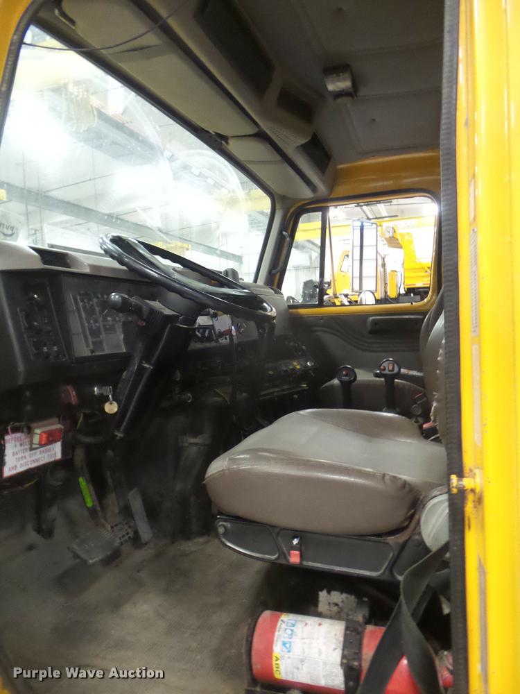 image for item DA5057 2002 International 4900 dump truck