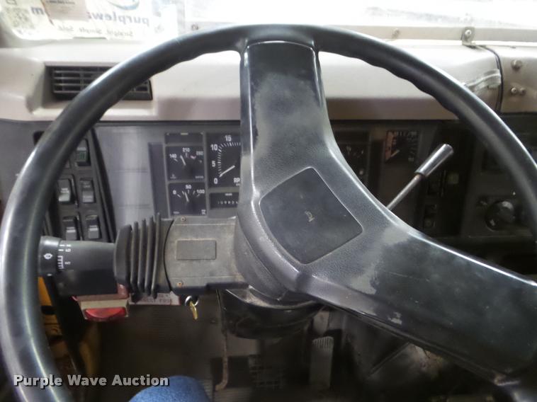 image for item DA5057 2002 International 4900 dump truck