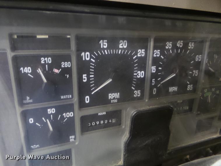 image for item DA5057 2002 International 4900 dump truck