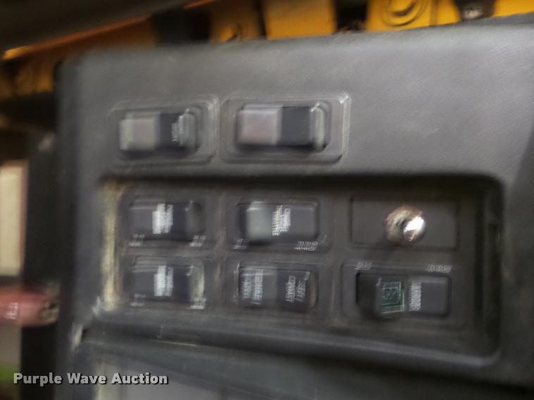 image for item DA5057 2002 International 4900 dump truck