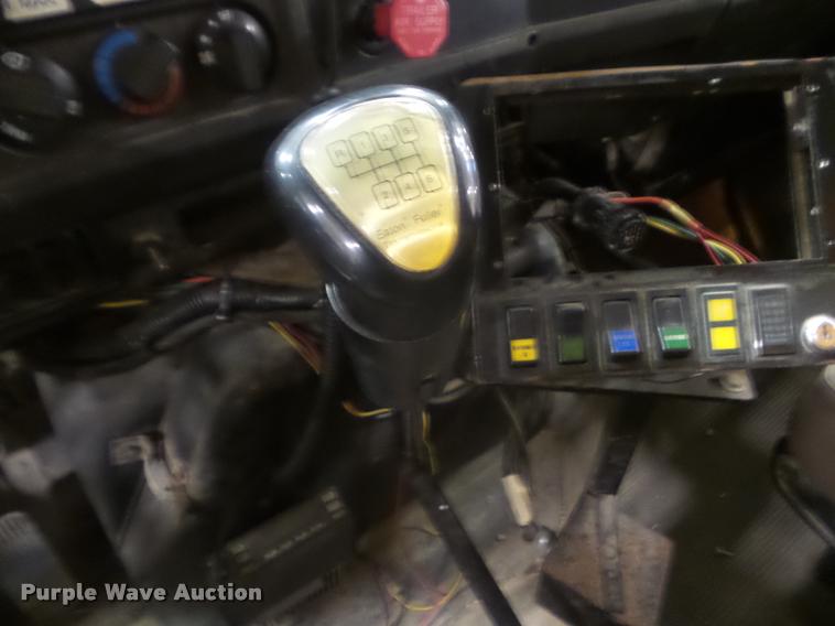 image for item DA5057 2002 International 4900 dump truck