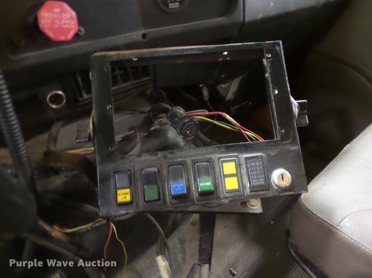 image for item DA5057 2002 International 4900 dump truck