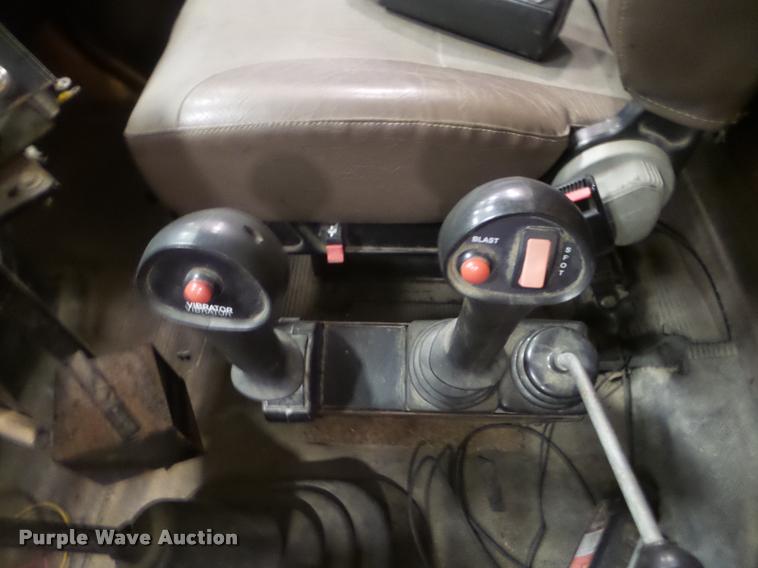 image for item DA5057 2002 International 4900 dump truck