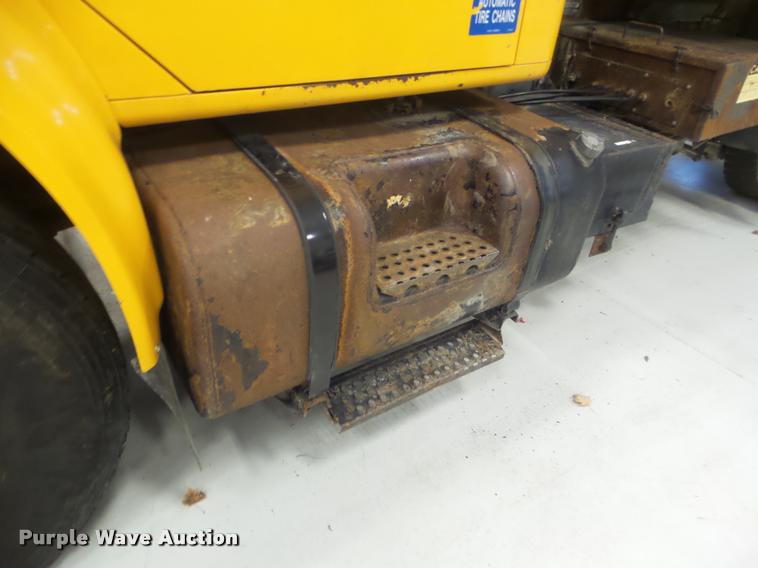 image for item DA5057 2002 International 4900 dump truck