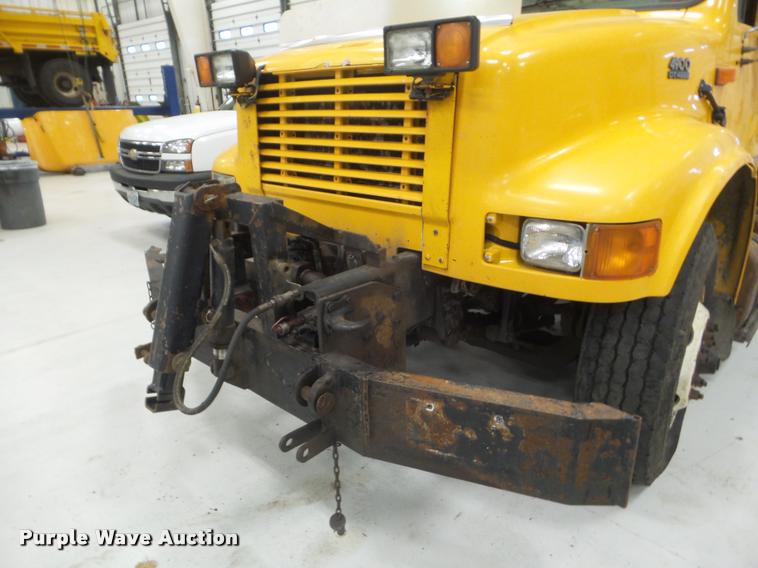 image for item DA5057 2002 International 4900 dump truck