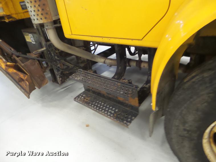 image for item DA5057 2002 International 4900 dump truck