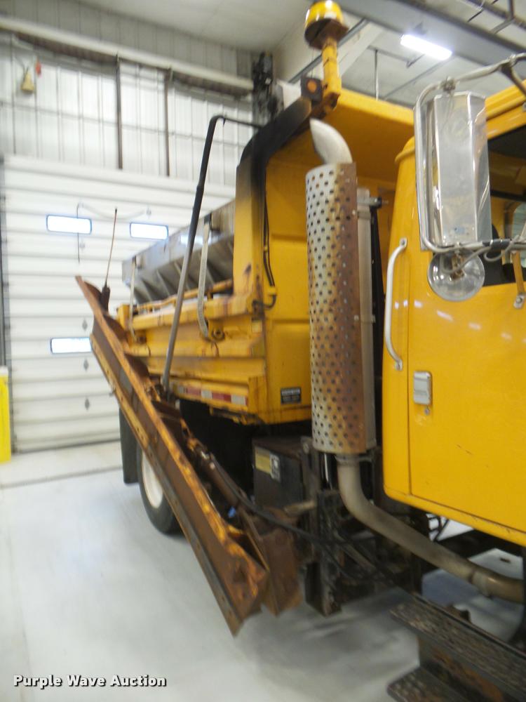 image for item DA5057 2002 International 4900 dump truck