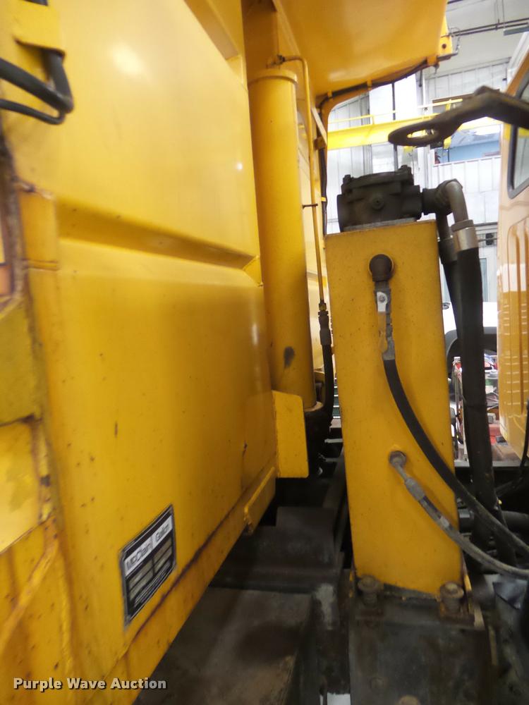 image for item DA5057 2002 International 4900 dump truck