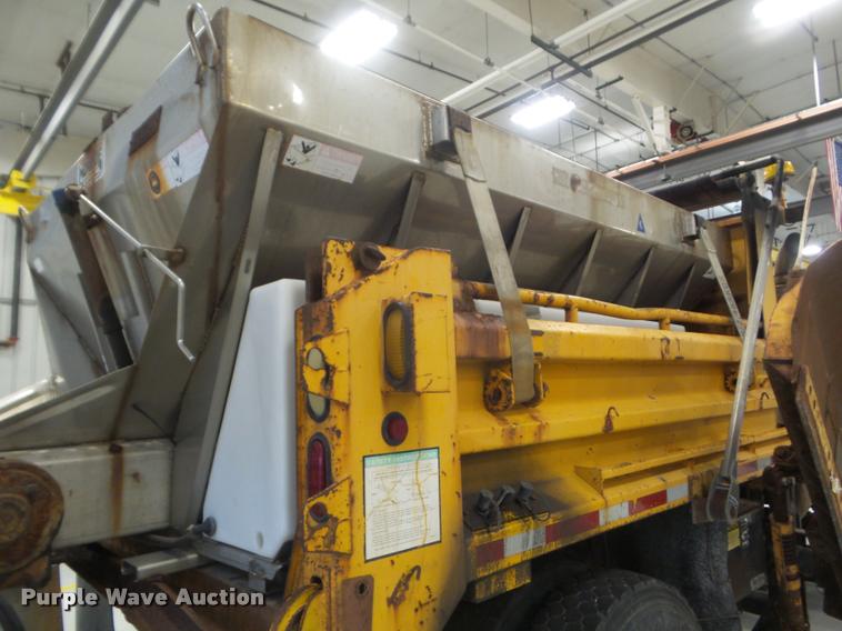 image for item DA5057 2002 International 4900 dump truck