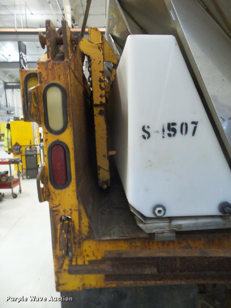 image for item DA5057 2002 International 4900 dump truck