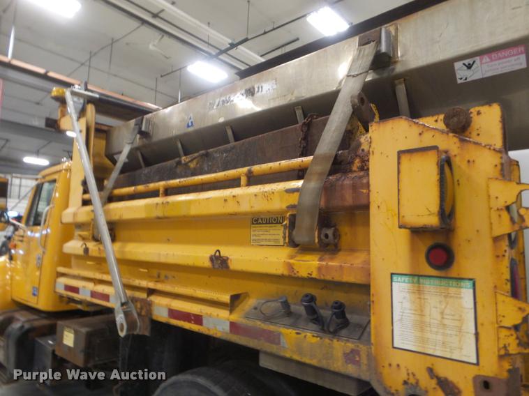 image for item DA5057 2002 International 4900 dump truck