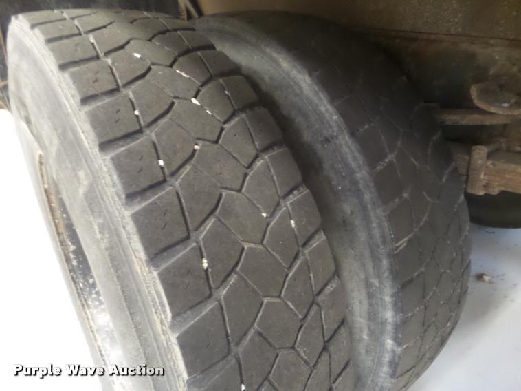 image for item DA5057 2002 International 4900 dump truck