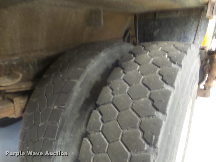 image for item DA5057 2002 International 4900 dump truck