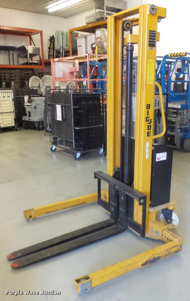 image for item DA9261 Big Joe M-22 forklift