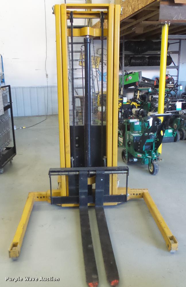 image for item DA9261 Big Joe M-22 forklift