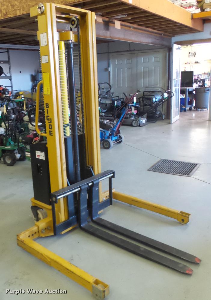 image for item DA9261 Big Joe M-22 forklift